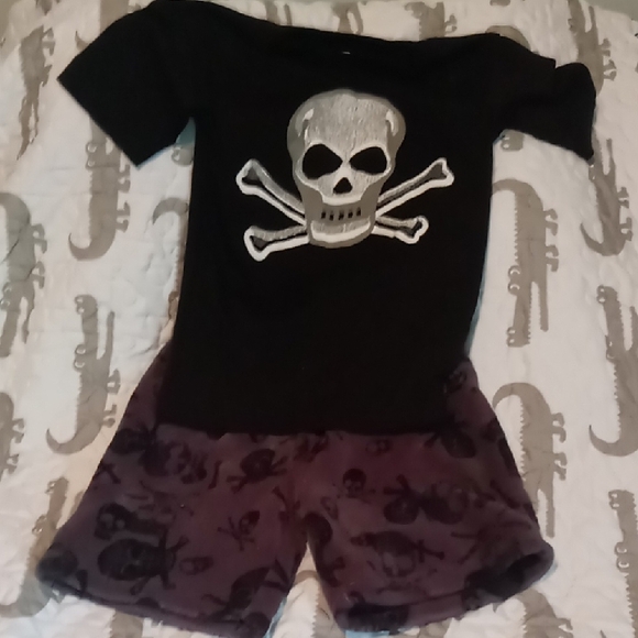 Black Skull and Crossbones T-Shirt with Fuzzy Shorts - Picture 1 of 4